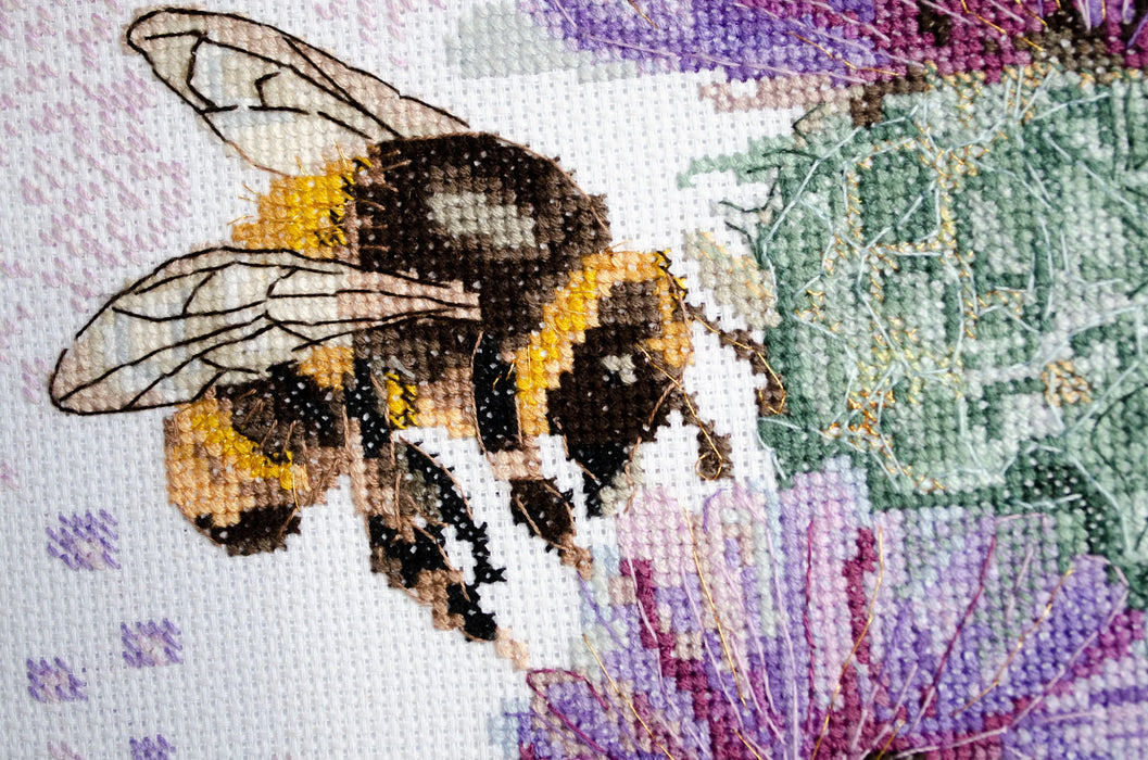 Cross-stitch kit Hunting for nectar AH-188