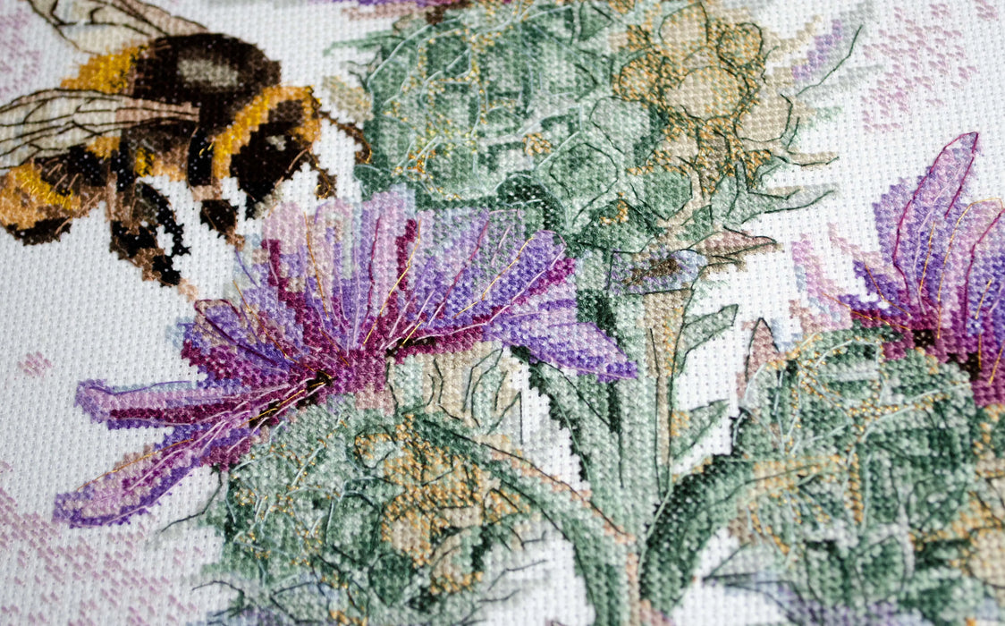 Cross-stitch kit Hunting for nectar AH-188