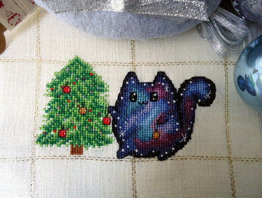 Cosmo cat with Christmas tree - PDF Cross Stitch Pattern - Wizardi