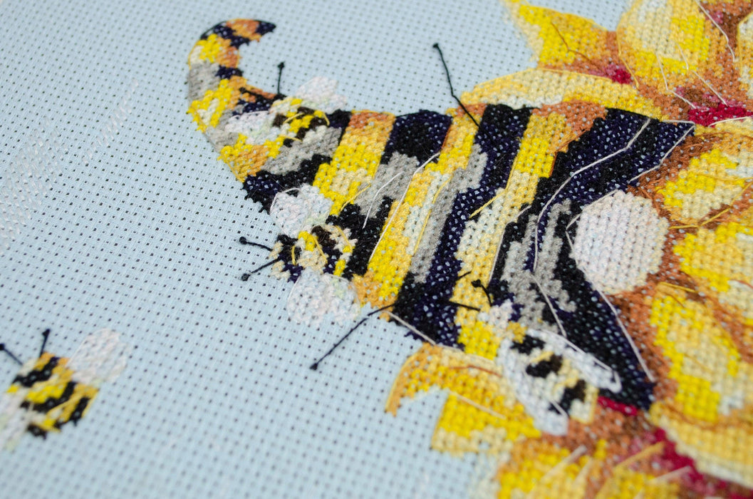 Counted Cross-stitch kit - Beekeeper AH-184 - Wizardi