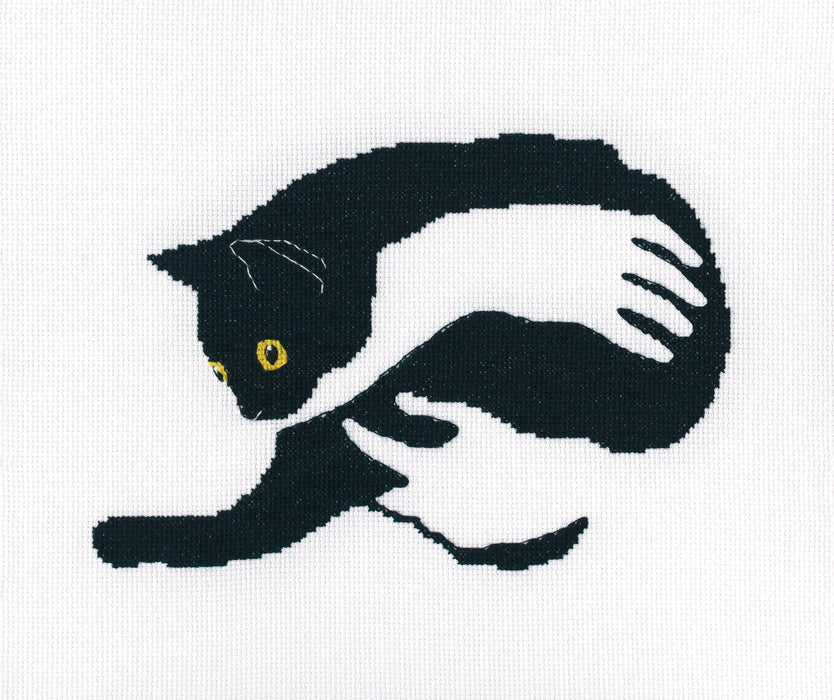 Among black cats M669 Counted Cross Stitch Kit - Wizardi