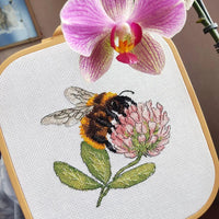 Bee with Flowers - PDF Free Cross Stitch Pattern - Wizardi