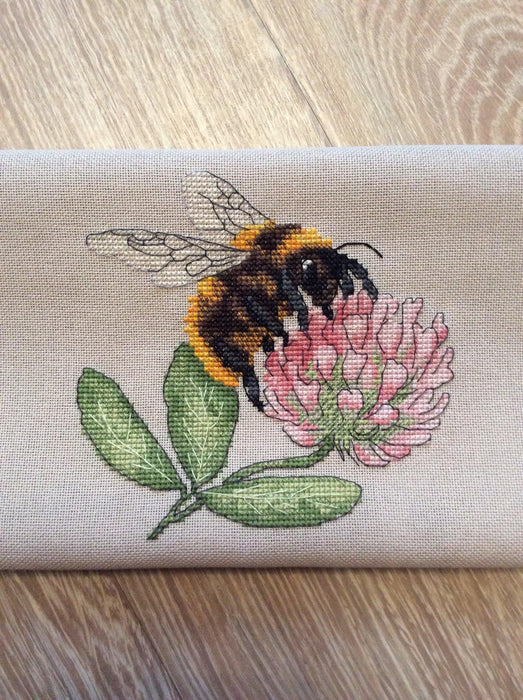 Bee with Flowers - PDF Free Cross Stitch Pattern - Wizardi