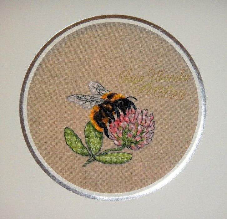 Bee with Flowers - PDF Free Cross Stitch Pattern - Wizardi