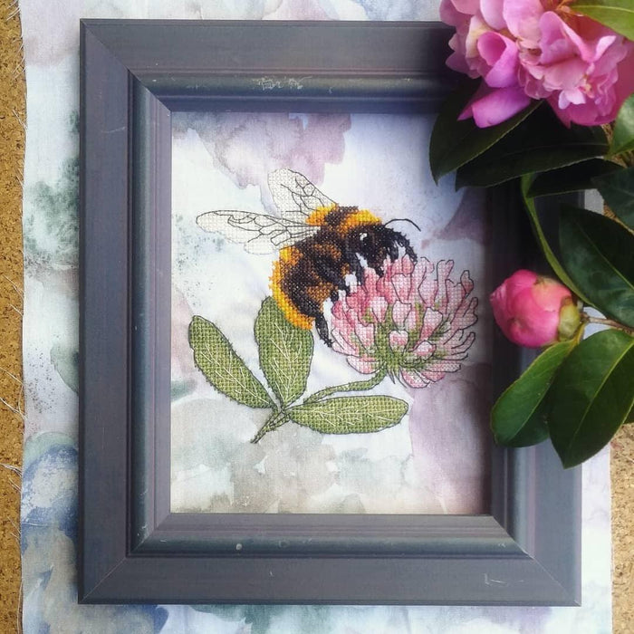 Bee with Flowers - PDF Free Cross Stitch Pattern - Wizardi