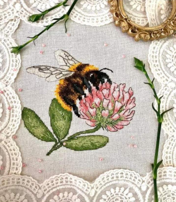 Bee with Flowers - PDF Free Cross Stitch Pattern - Wizardi