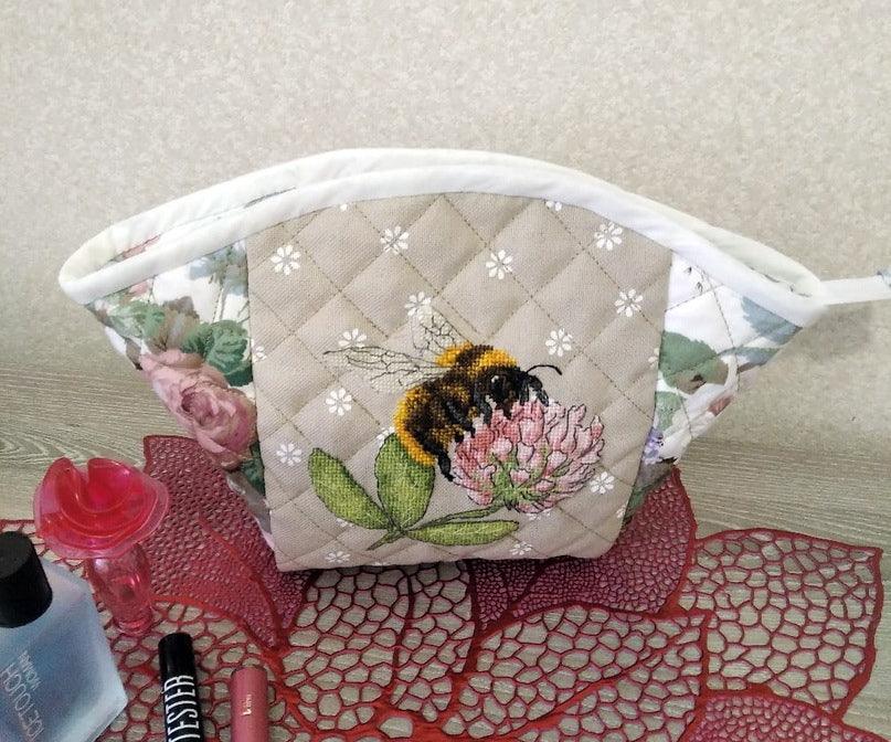 Bee with Flowers - PDF Free Cross Stitch Pattern - Wizardi